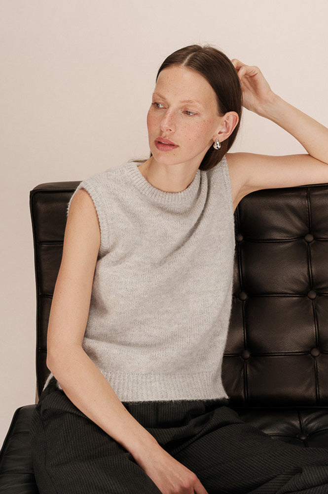 Grace & Mila Say Grey Sleeveless Sweater