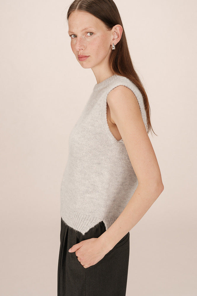 Grace & Mila Say Grey Sleeveless Sweater
