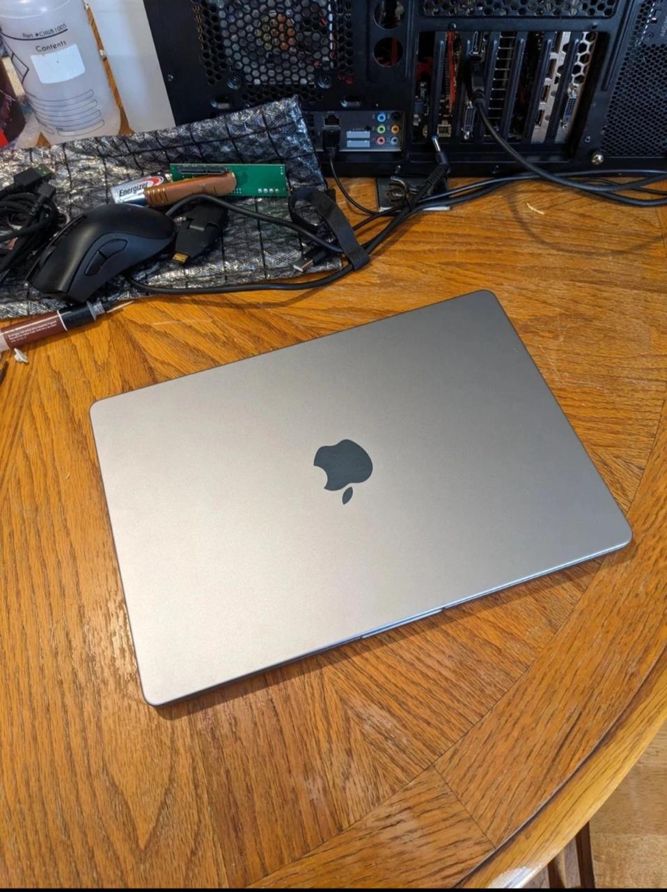 Late 2023 Macbook Pro 14" M3 A2918 8GB RAM, 512GB SSD